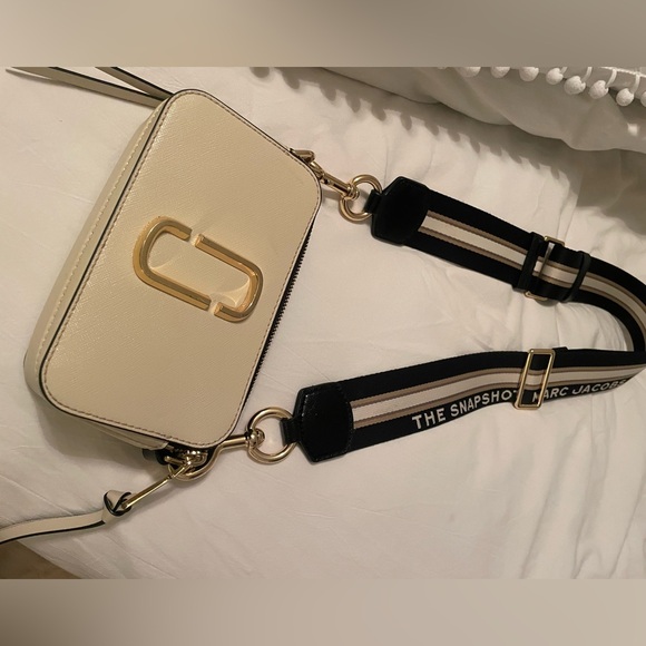 Marc Jacob’s Snapshot bag. Paid $325 and bag is in great condition! - Picture 3 of 6